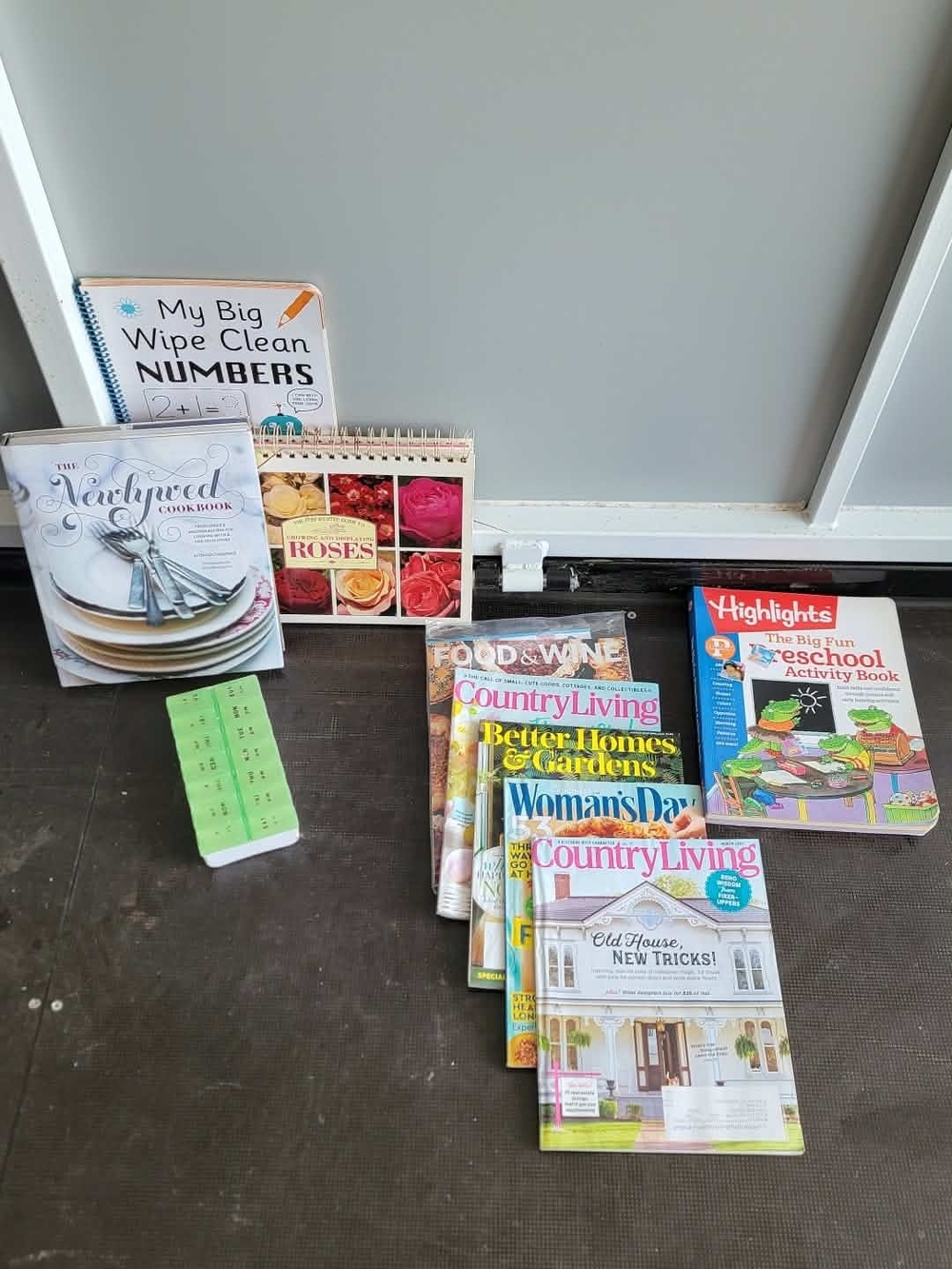 Assorted Home & Kitchen Cookbooks and Magazines - Mixed Colors